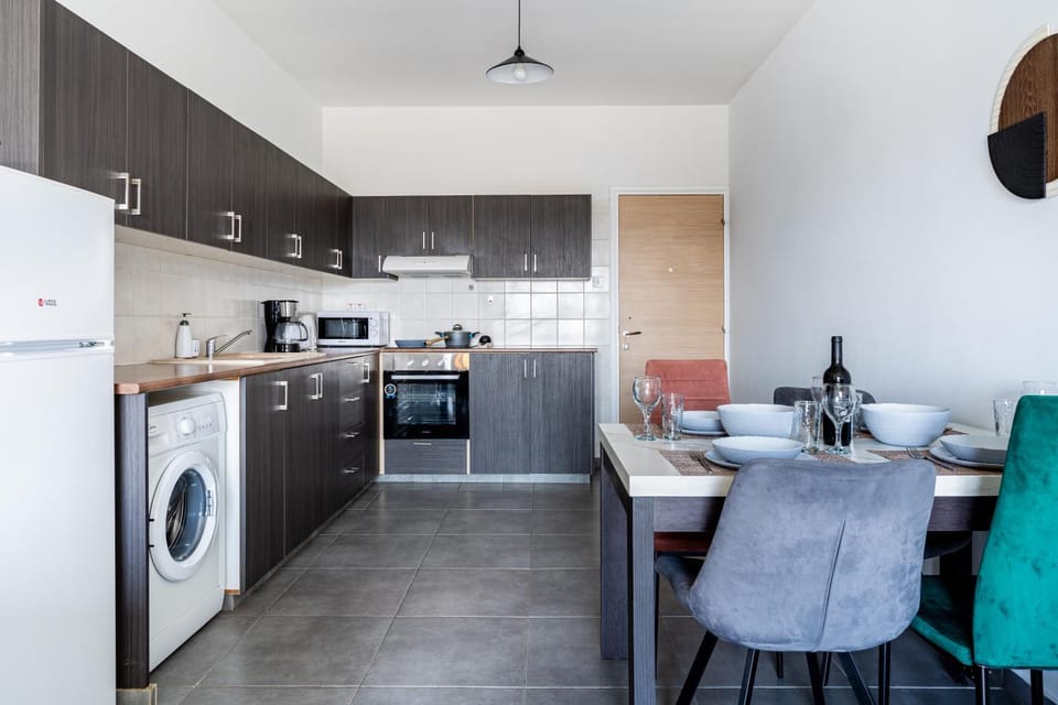 Kitchen or kitchenette, Seating area, Dining area, oven, stove, toaster, washing machine