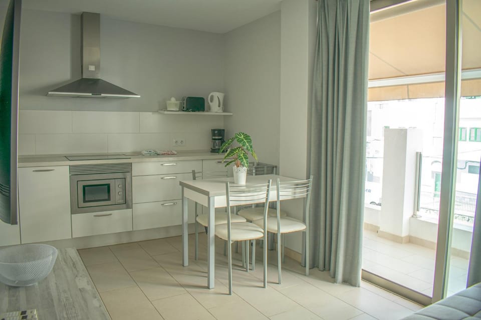 Kitchen or kitchenette, Dining area, stove