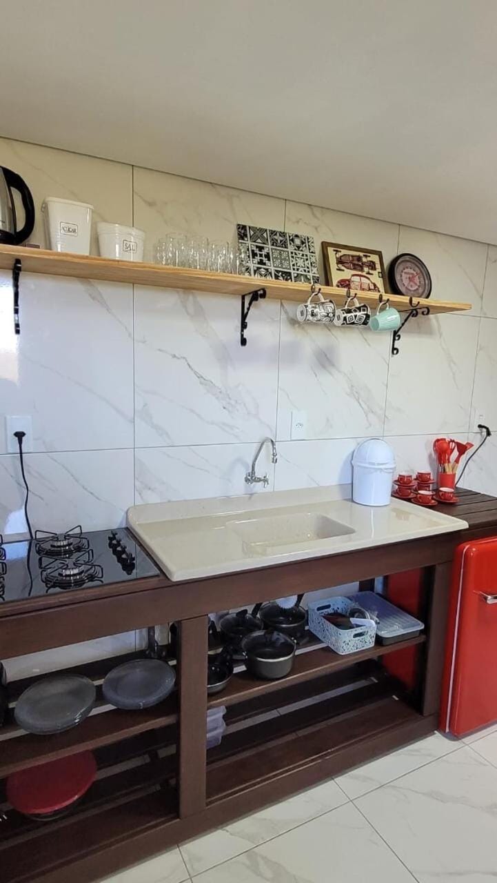 Kitchen or kitchenette, minibar, stove