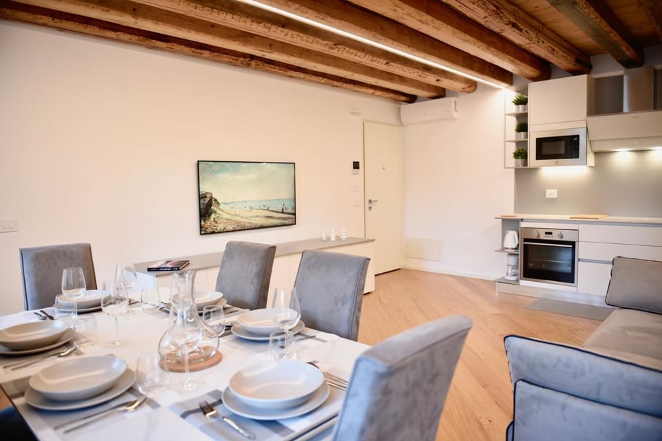 TV and multimedia, Living room, Seating area, Dining area