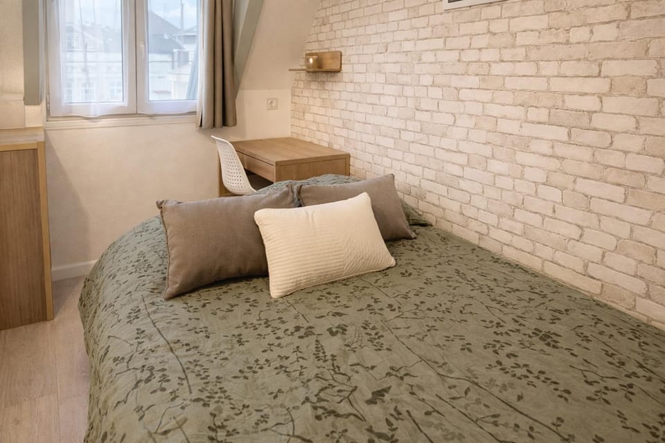 Bed, Seating area, Bedroom