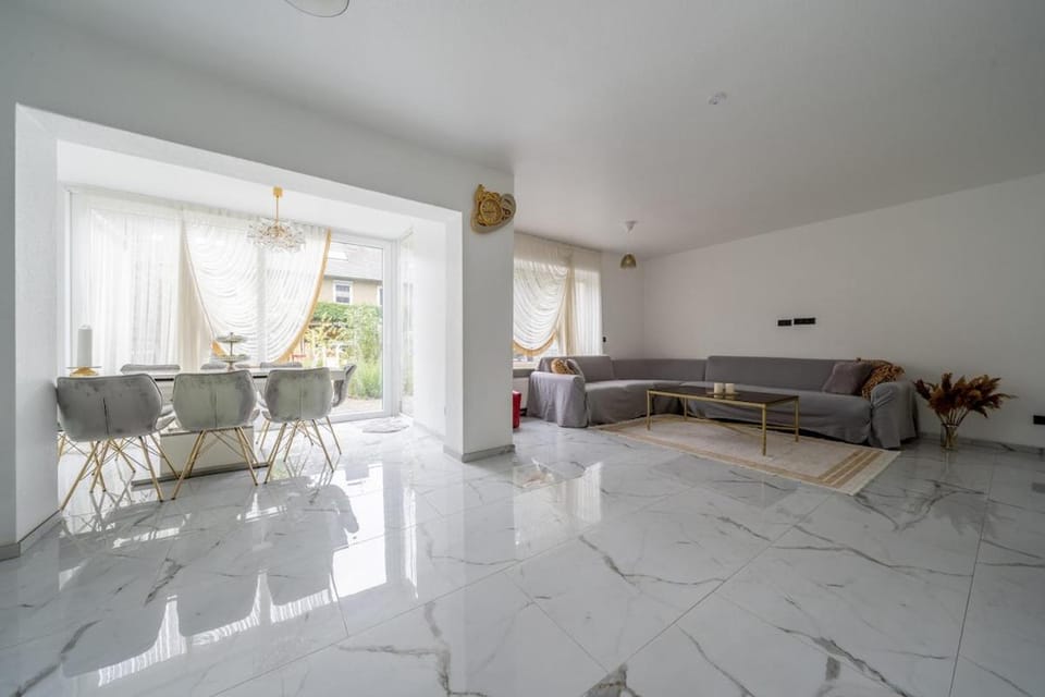 TV and multimedia, Living room, Seating area, Dining area, fireplace