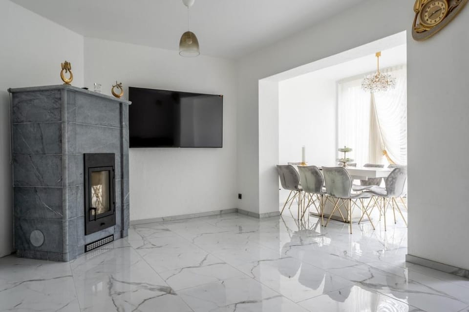 TV and multimedia, Living room, Seating area, Dining area, fireplace