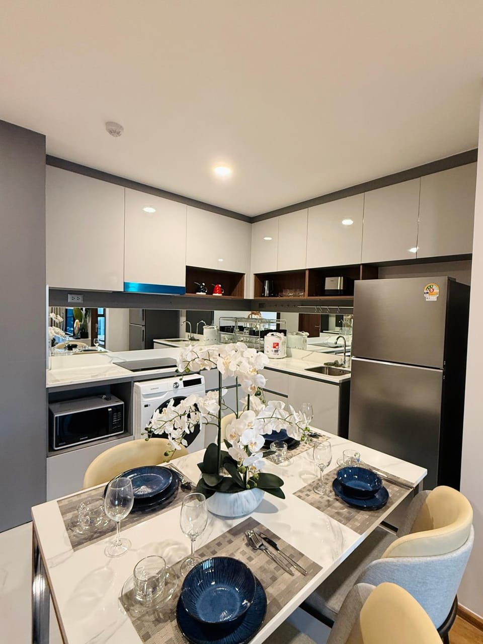 Kitchen or kitchenette, Dining area, stove