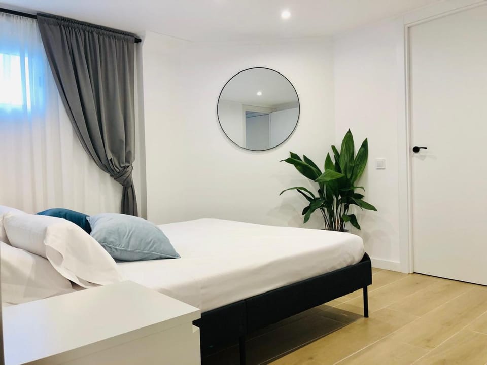 101 - Beachside Renovated 1BR apt w private garden Apartment in Cambrils