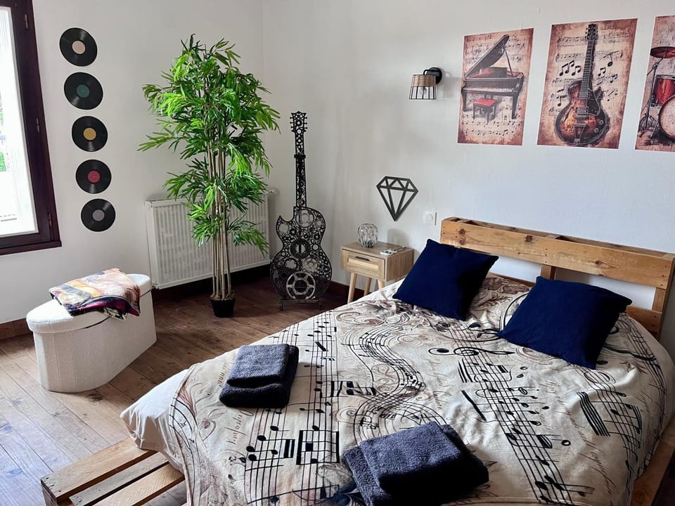 Bed, Photo of the whole room, Bedroom, towels