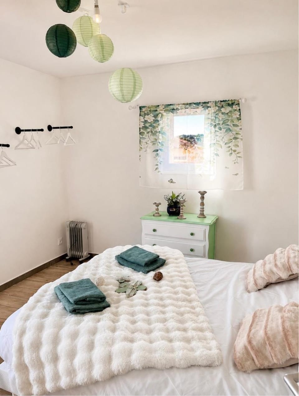 Bed, Photo of the whole room, Bedroom, storage, towels