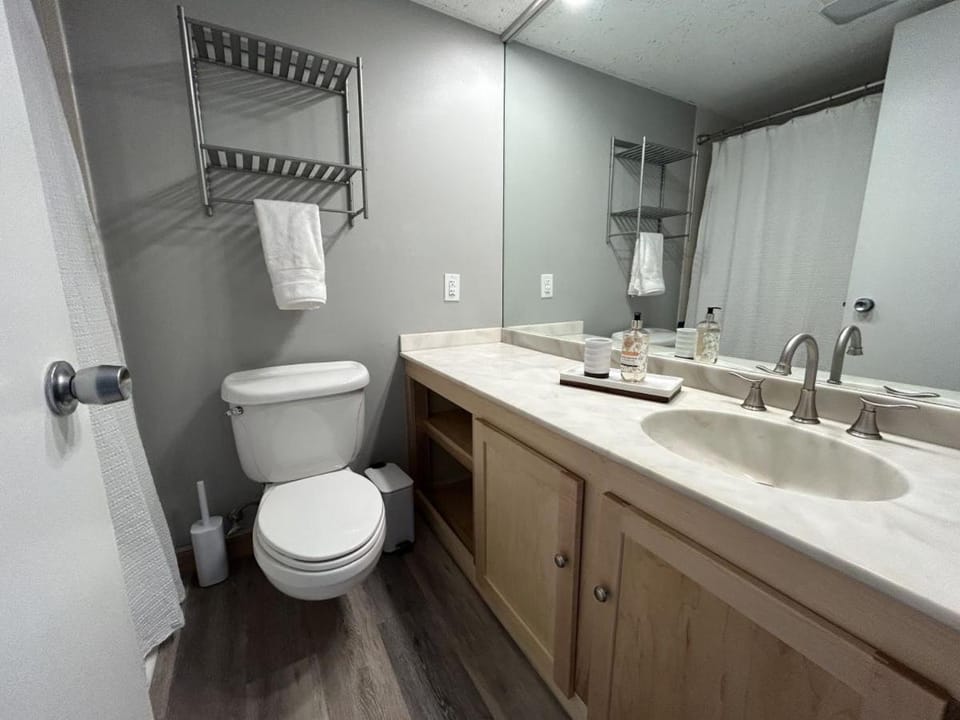 Lake Views Close to Weirs in Cedar Lodge Complex Apartment in Laconia