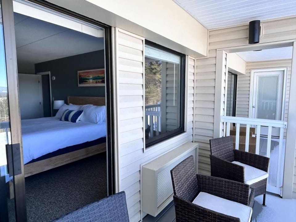 Lake Views Close to Weirs in Cedar Lodge Complex Apartment in Laconia