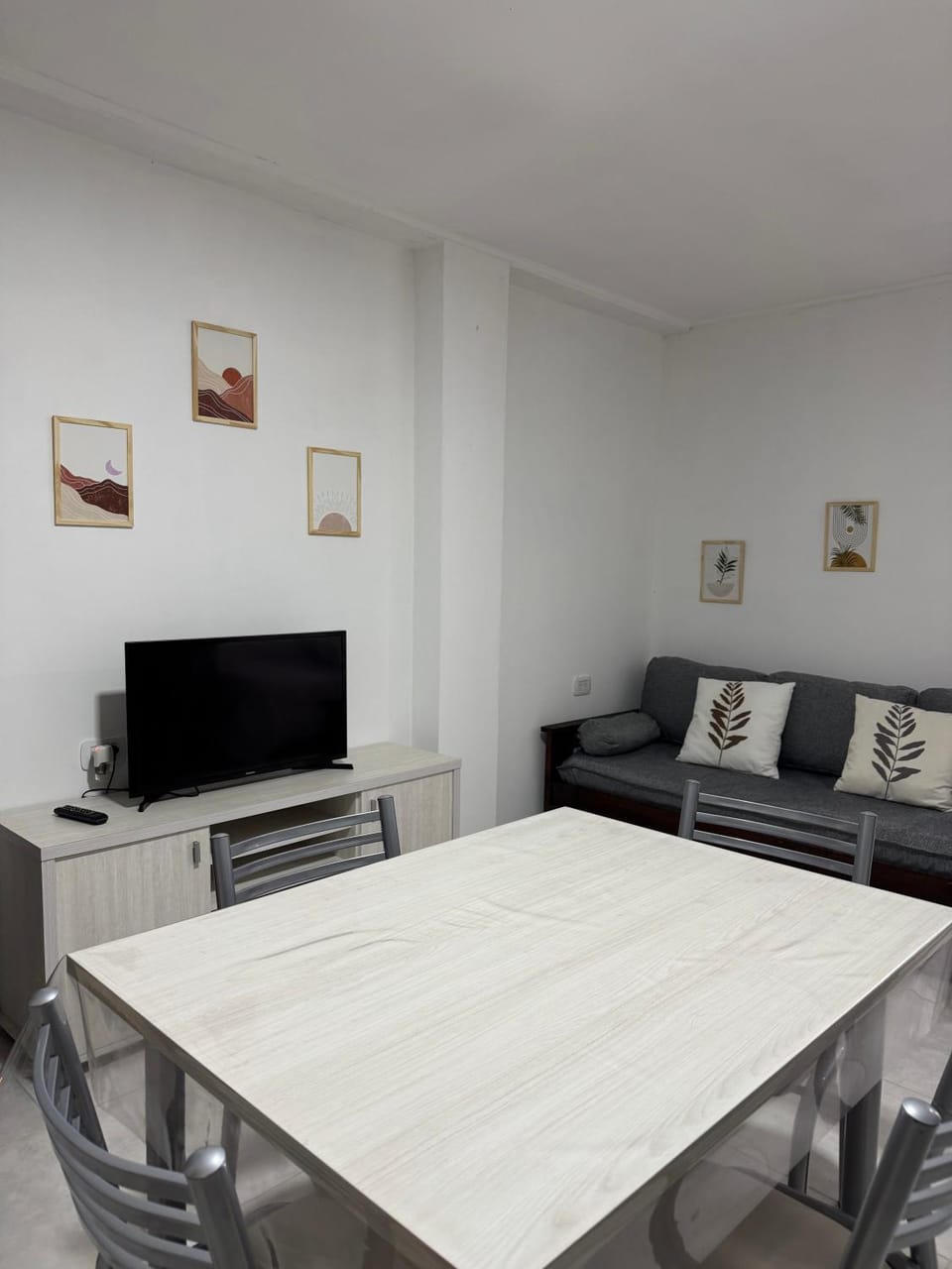 Communal lounge/ TV room, TV and multimedia, Living room, Seating area, Dining area, Evening entertainment