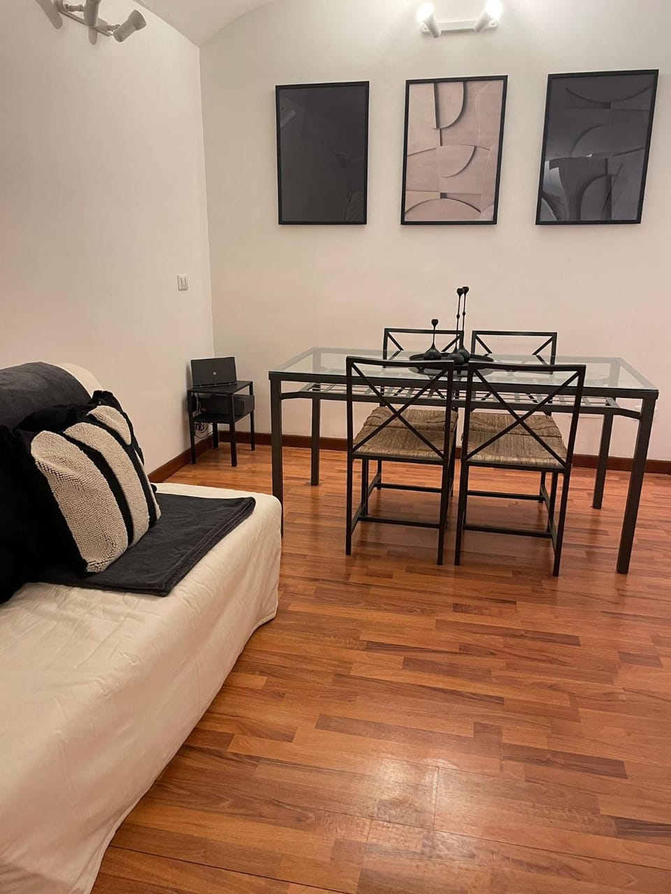 Bed, Seating area, Dining area