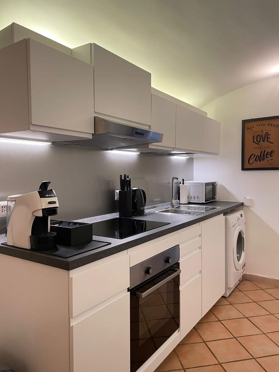Coffee/tea facilities, Kitchen or kitchenette, stove