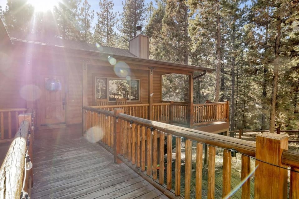 Fox Hollow Retreat- Fox Farm Luxury Lodge – Walk to Ski, Trails & Town Hot Tub, Fireplace House in Big Bear