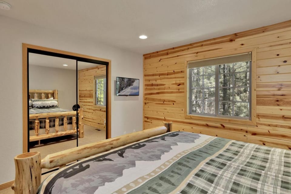Fox Hollow Retreat- Fox Farm Luxury Lodge – Walk to Ski, Trails & Town Hot Tub, Fireplace House in Big Bear