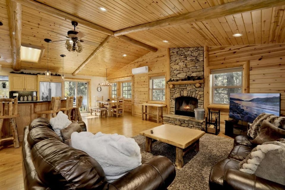 Fox Hollow Retreat- Fox Farm Luxury Lodge – Walk to Ski, Trails & Town Hot Tub, Fireplace House in Big Bear