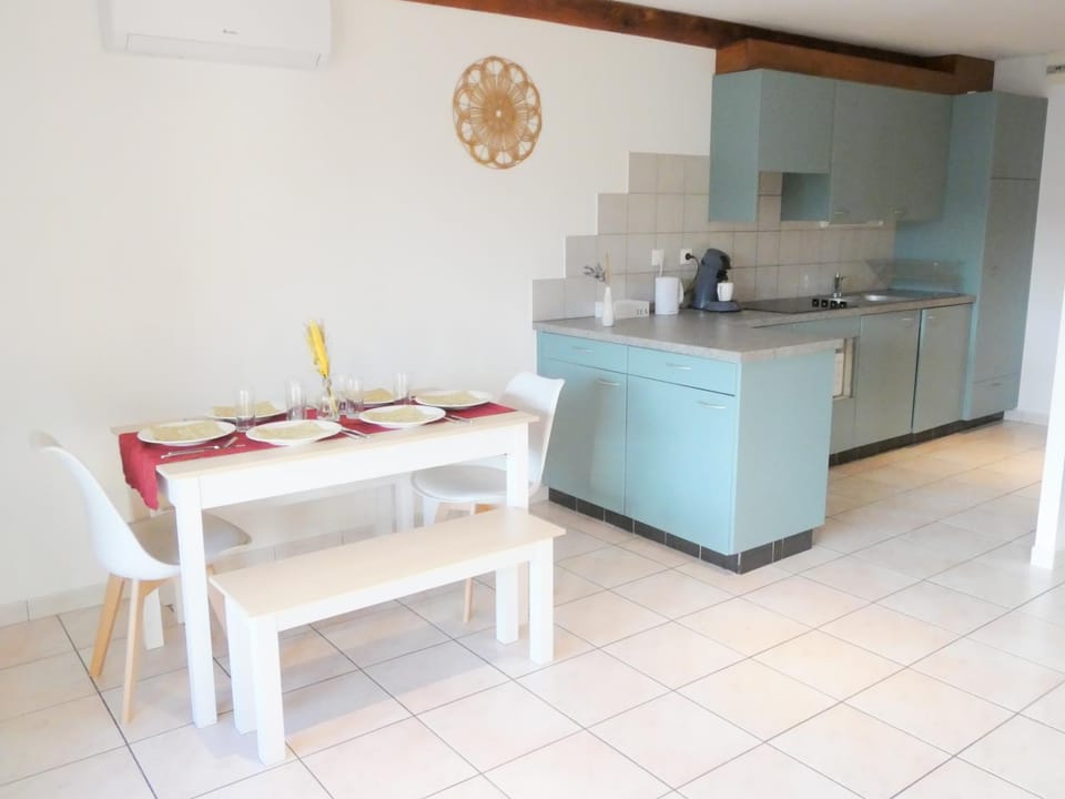 Coffee/tea facilities, Kitchen or kitchenette, Dining area, stove