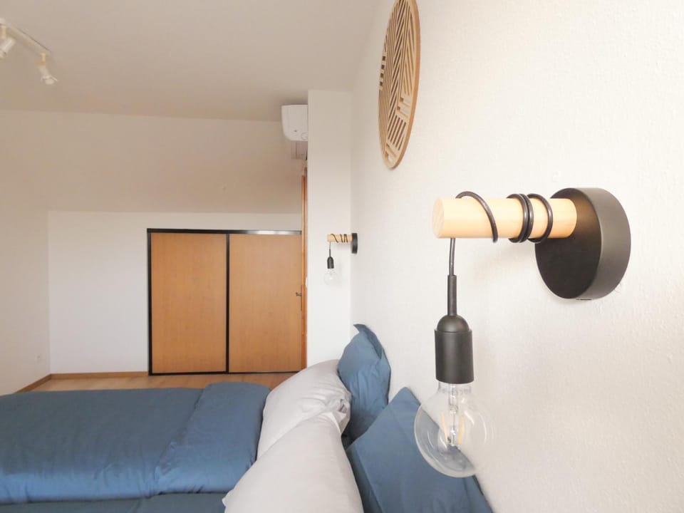 Bed, Photo of the whole room, Bedroom, wardrobe, air conditioner