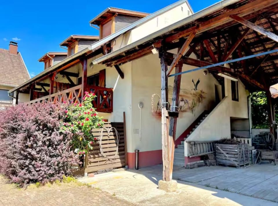 Property building, Day, Balcony/Terrace
