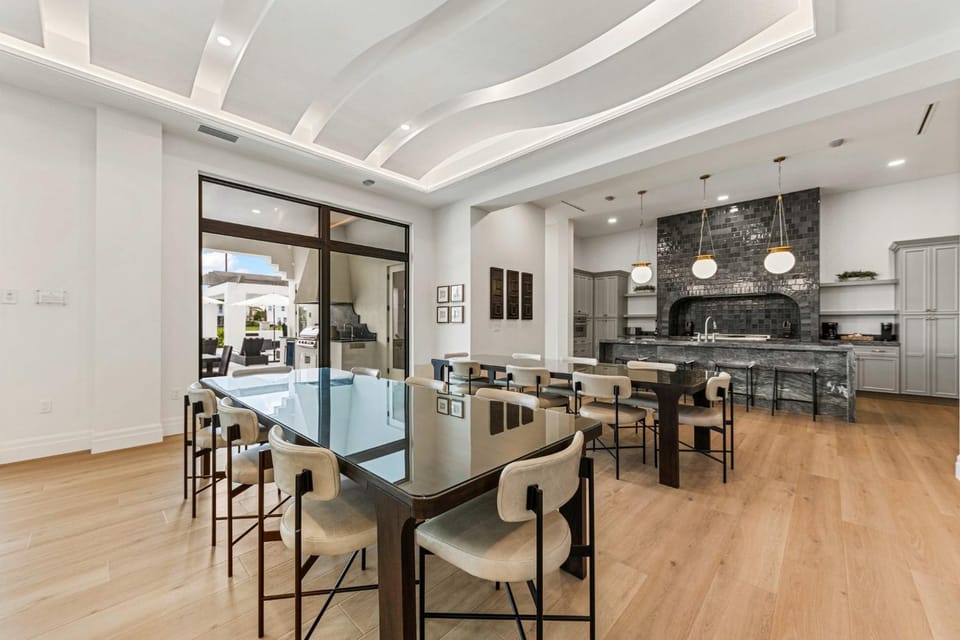 Kitchen or kitchenette, Dining area