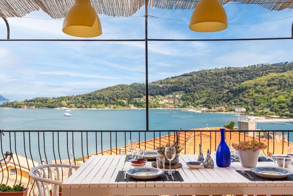 Porto sea view-Terrace & AC Apartment in Porto Venere