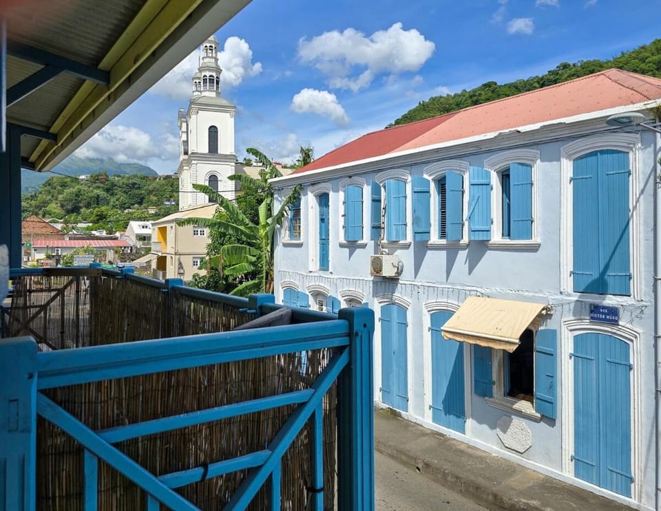 La Maison Jaune - Swimming pool & beach access 50 m away House in Arrondissement of Saint-Pierre