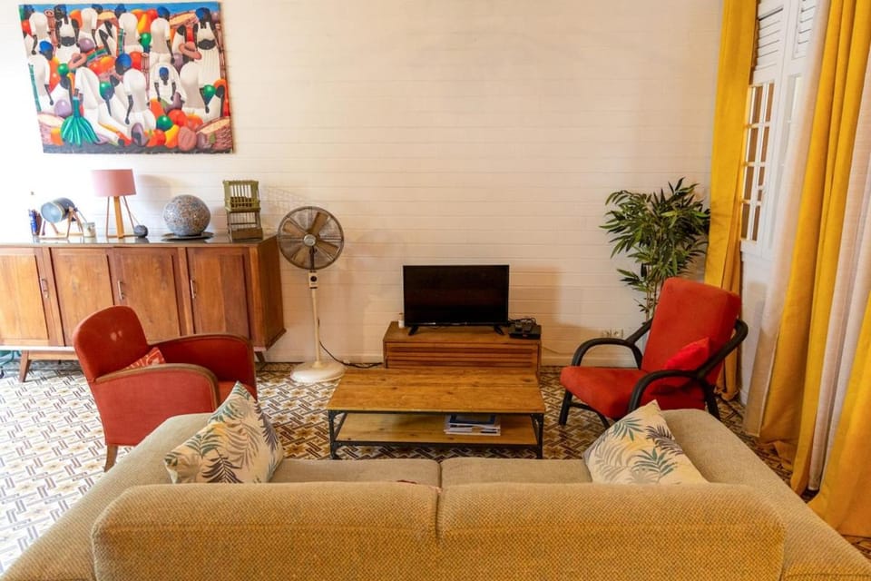 La Maison Jaune - Swimming pool & beach access 50 m away House in Arrondissement of Saint-Pierre