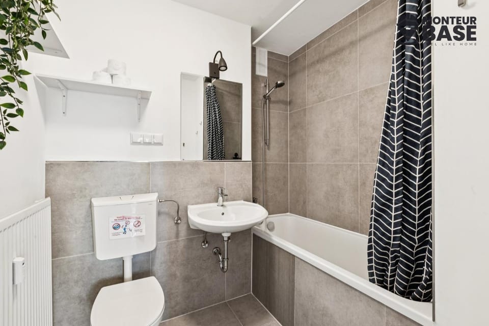 Shower, Toilet, Bathroom, Bath, towels