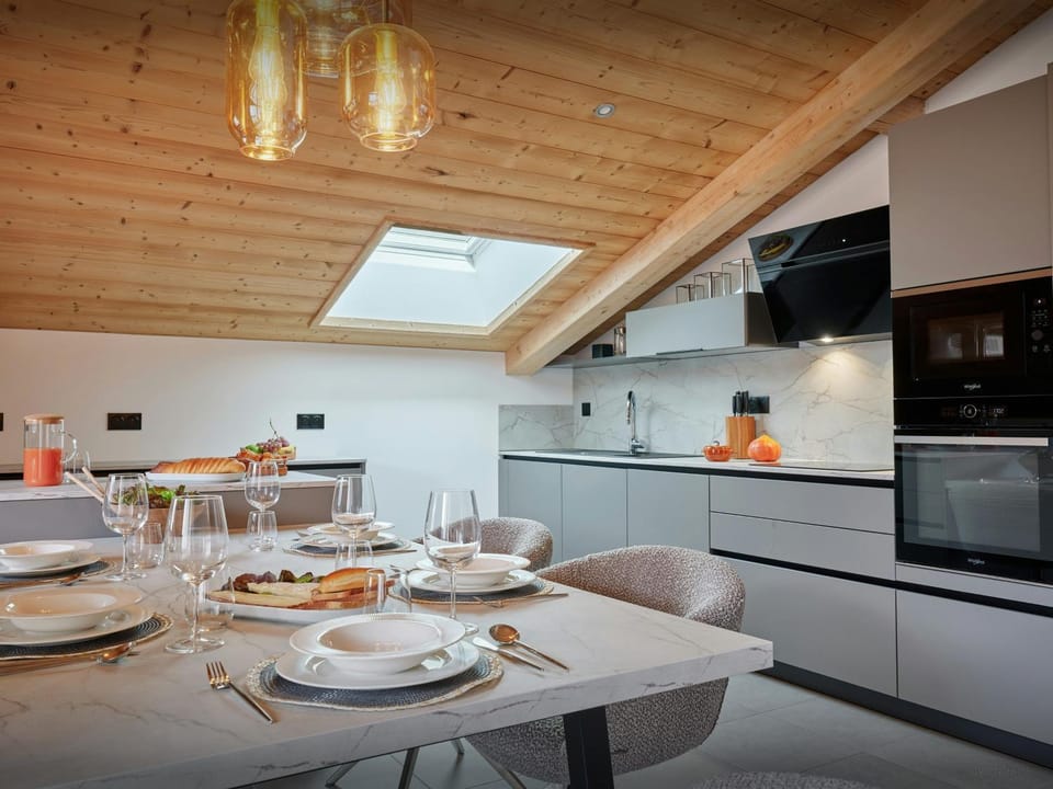 Kitchen or kitchenette, Dining area
