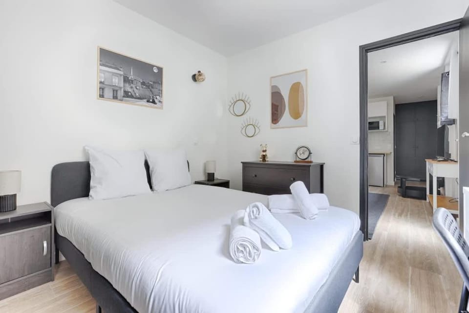 Bed, Bedroom, towels