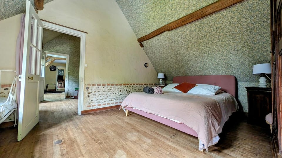 Photo of the whole room, Bedroom