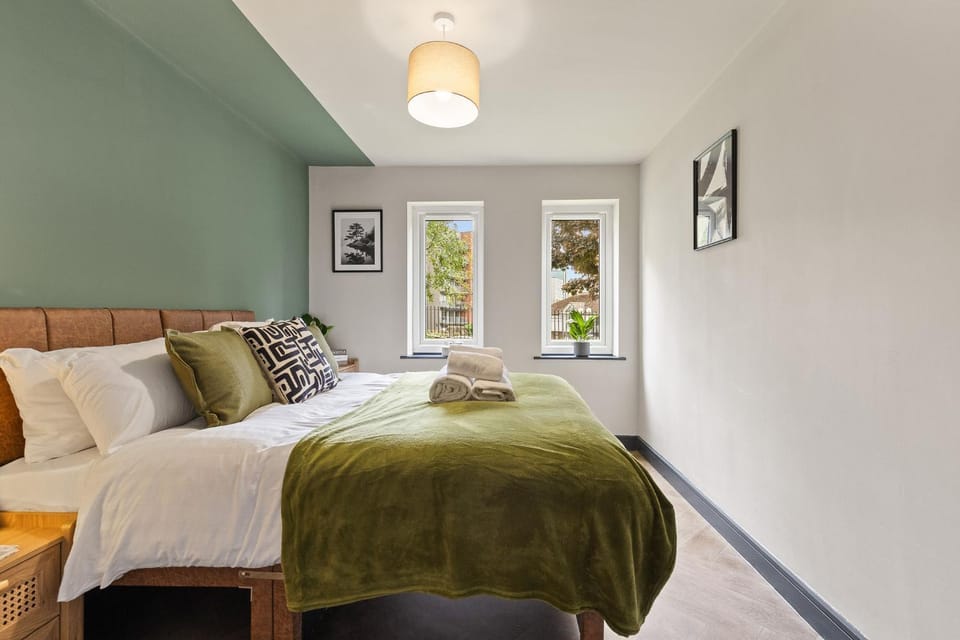 Bed, Photo of the whole room, Bedroom, towels