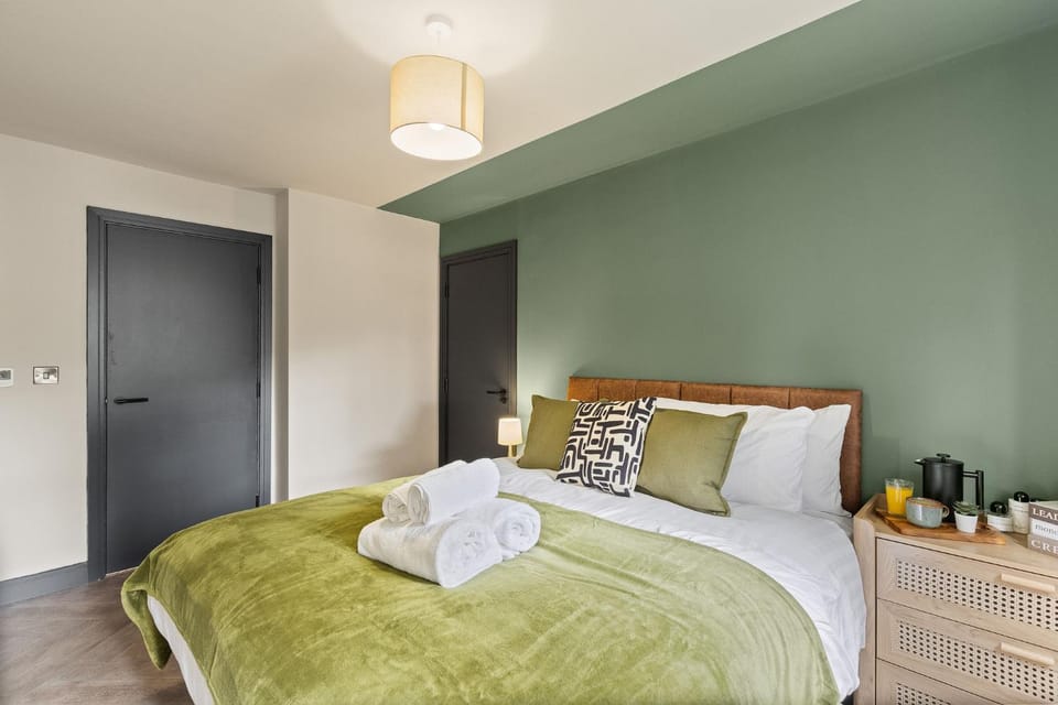 Bed, Bedroom, towels