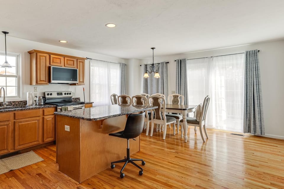 3 Mi to Dtwn Worcester! Spacious 2-Story Townhome! House in Shrewsbury