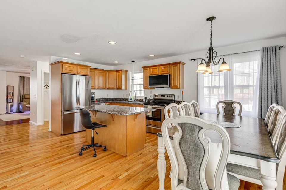 3 Mi to Dtwn Worcester! Spacious 2-Story Townhome! House in Shrewsbury