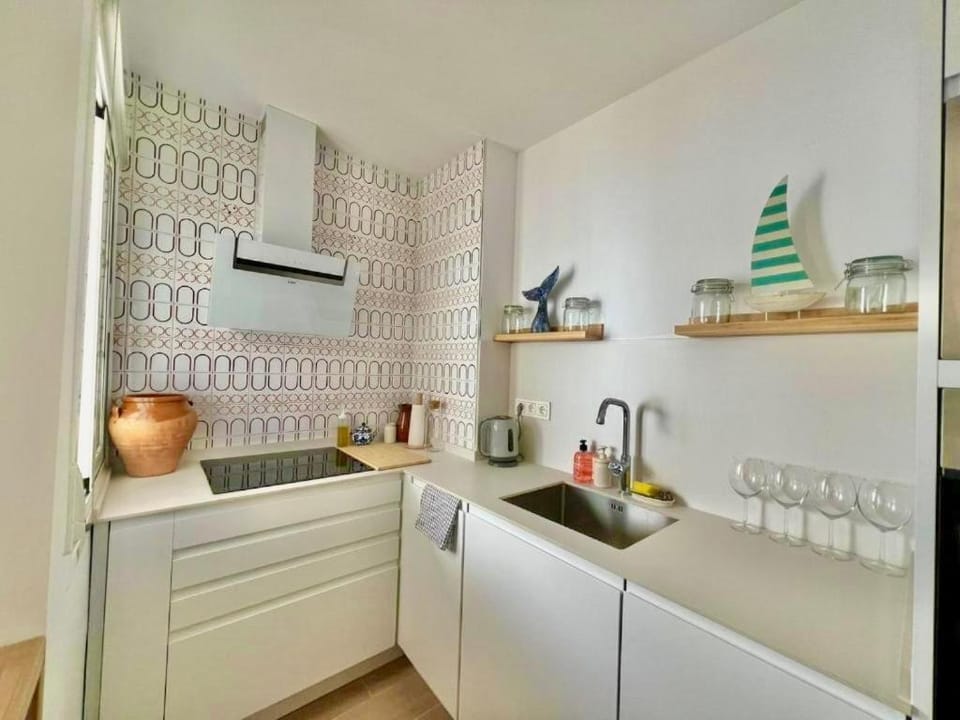 Coffee/tea facilities, Kitchen or kitchenette, oven