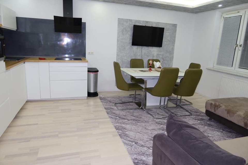Communal lounge/ TV room, TV and multimedia, Kitchen or kitchenette, Living room, Seating area, Dining area