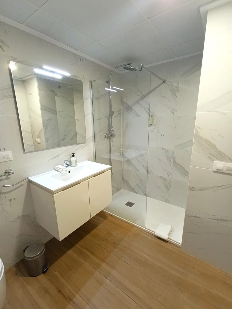 Shower, Toilet, Bathroom, towels