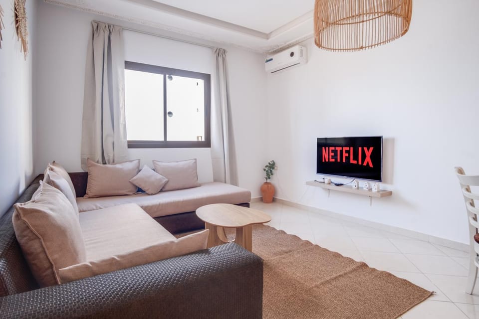 TV and multimedia, Living room, Seating area, Evening entertainment, air conditioner