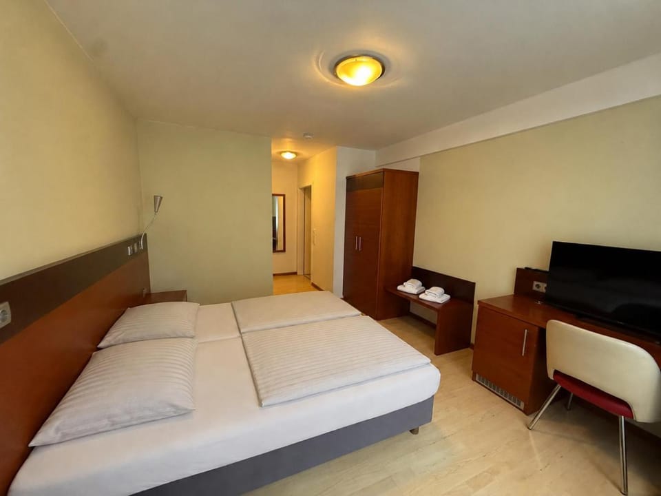 Bed, TV and multimedia, Photo of the whole room, Bedroom, towels, wardrobe
