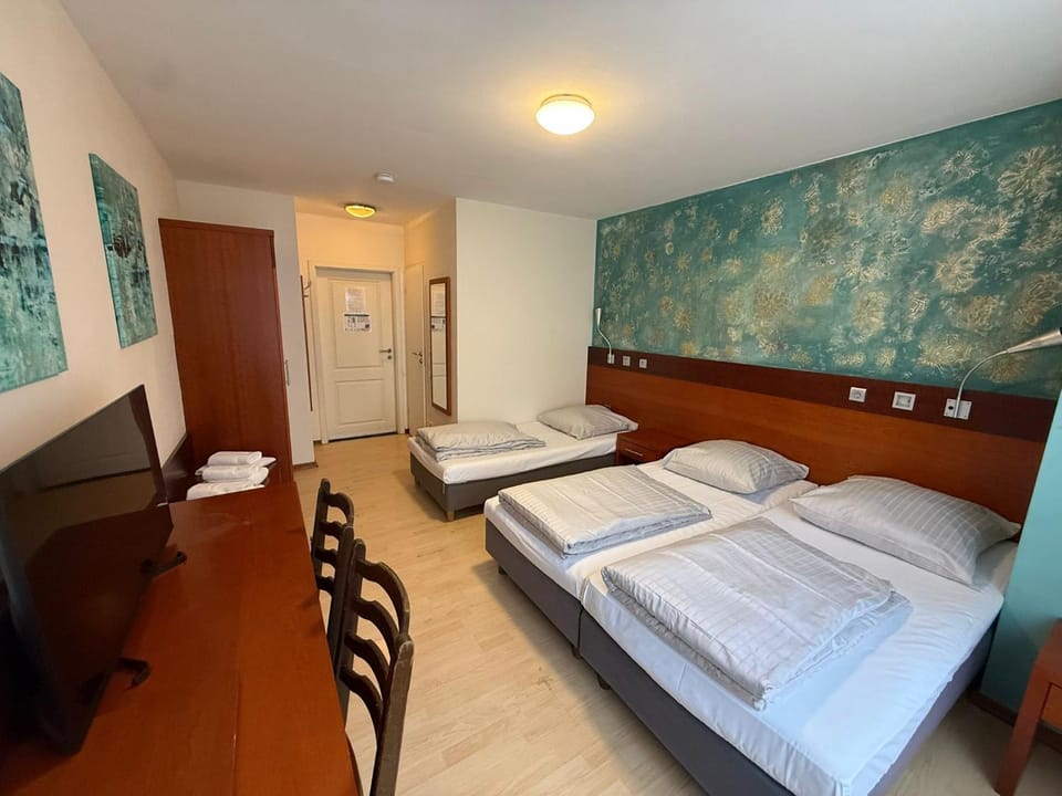 Bed, TV and multimedia, Photo of the whole room, Bedroom, towels