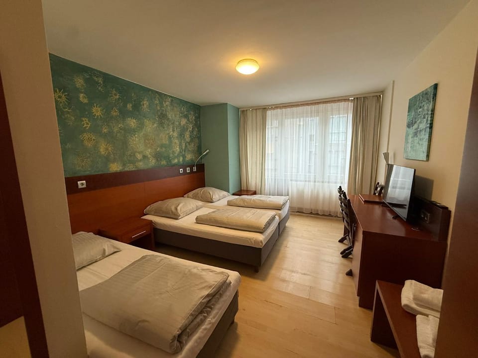 Bed, TV and multimedia, Photo of the whole room, Bedroom, towels