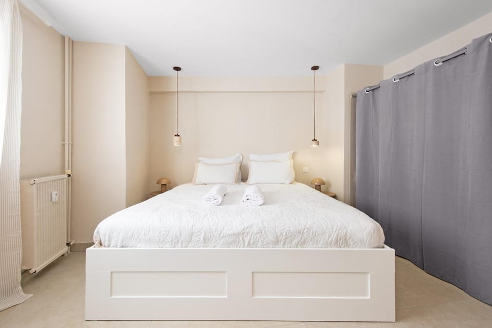 Bed, Photo of the whole room, Bedroom, towels