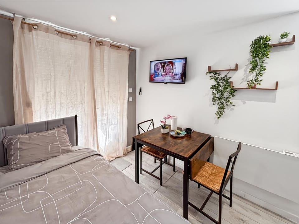 Bed, Seating area, Dining area, Bedroom