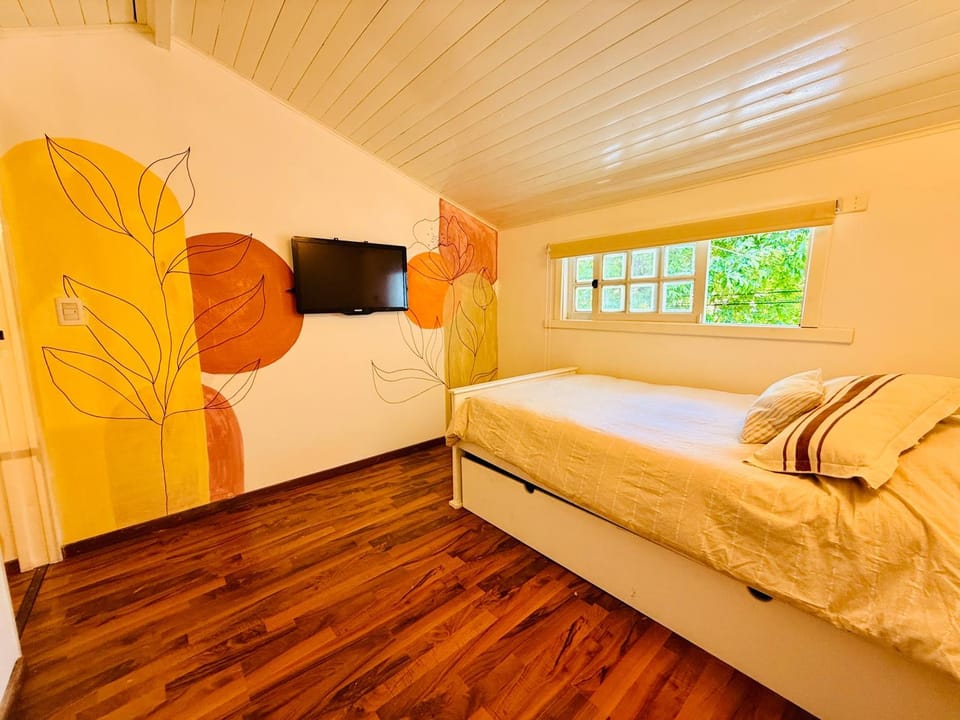Bed, TV and multimedia, Photo of the whole room, Bedroom