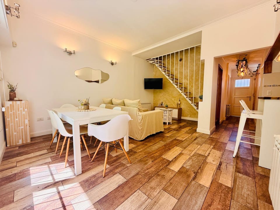 Communal lounge/ TV room, TV and multimedia, Living room, Seating area, Dining area