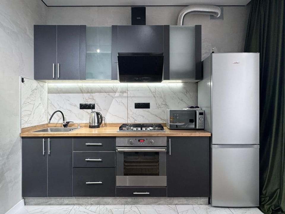 Coffee/tea facilities, Kitchen or kitchenette, oven, stove