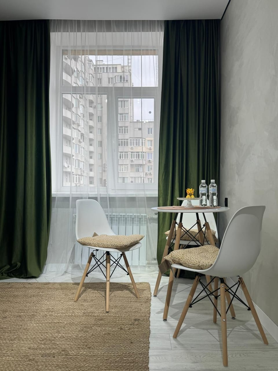 Kitchen or kitchenette, Seating area, Dining area, microwave, oven