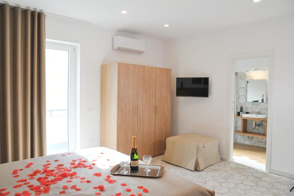Bed, TV and multimedia, Photo of the whole room, Bedroom, wardrobe, air conditioner