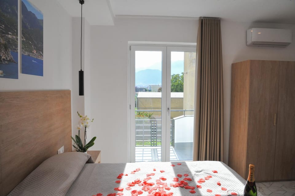 Bed, View (from property/room), Balcony/Terrace, Photo of the whole room, Bedroom, Mountain view, air conditioner