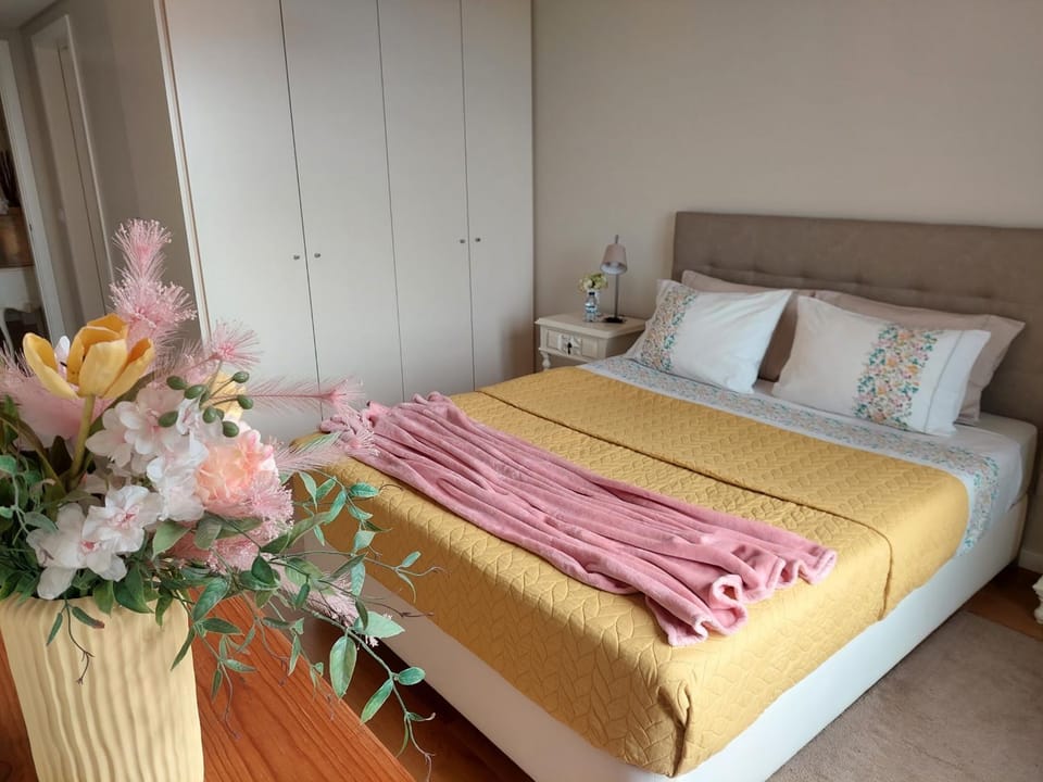 Bed, Bedroom, wardrobe, air conditioner